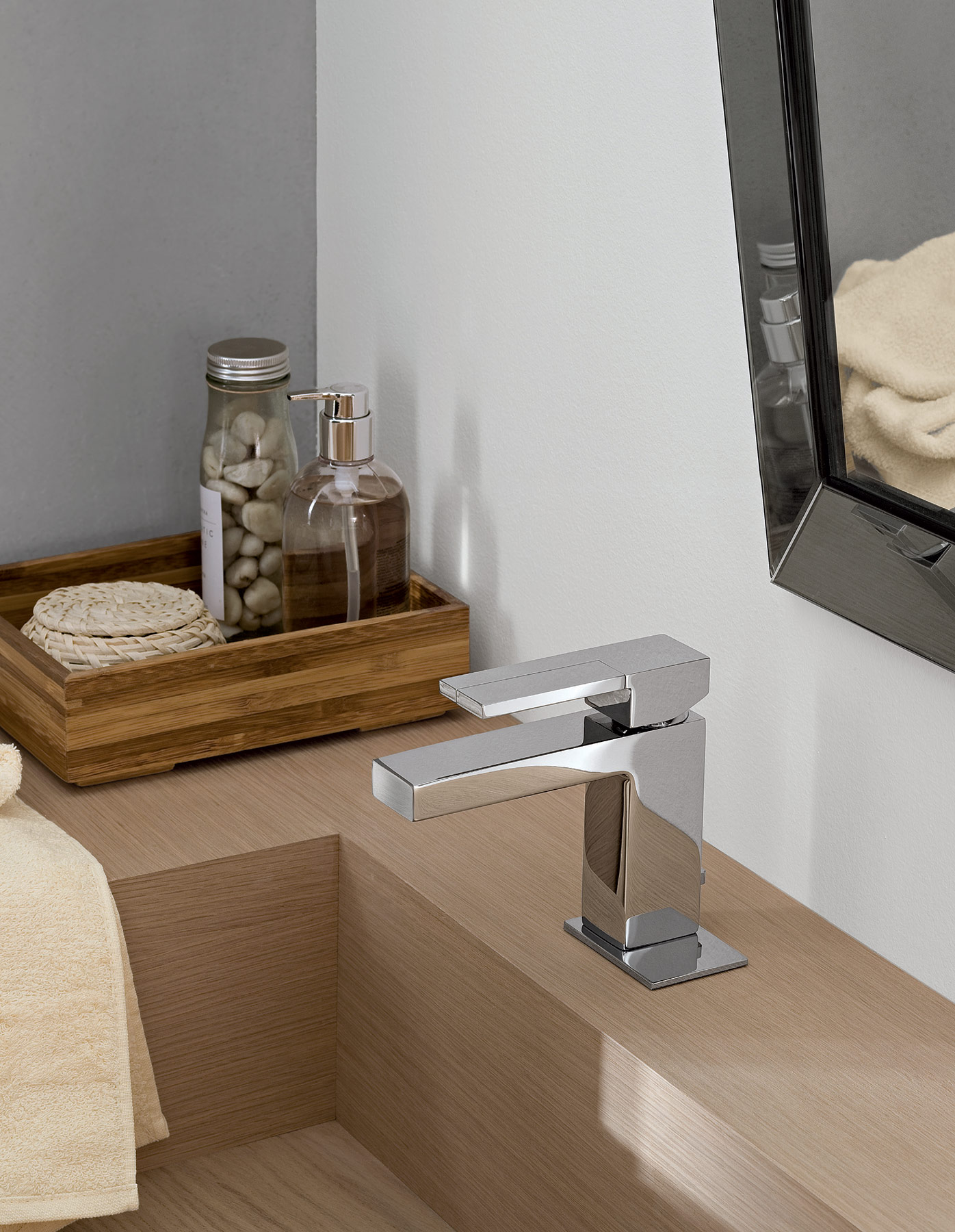 Modern Plano Deck Mount Faucet