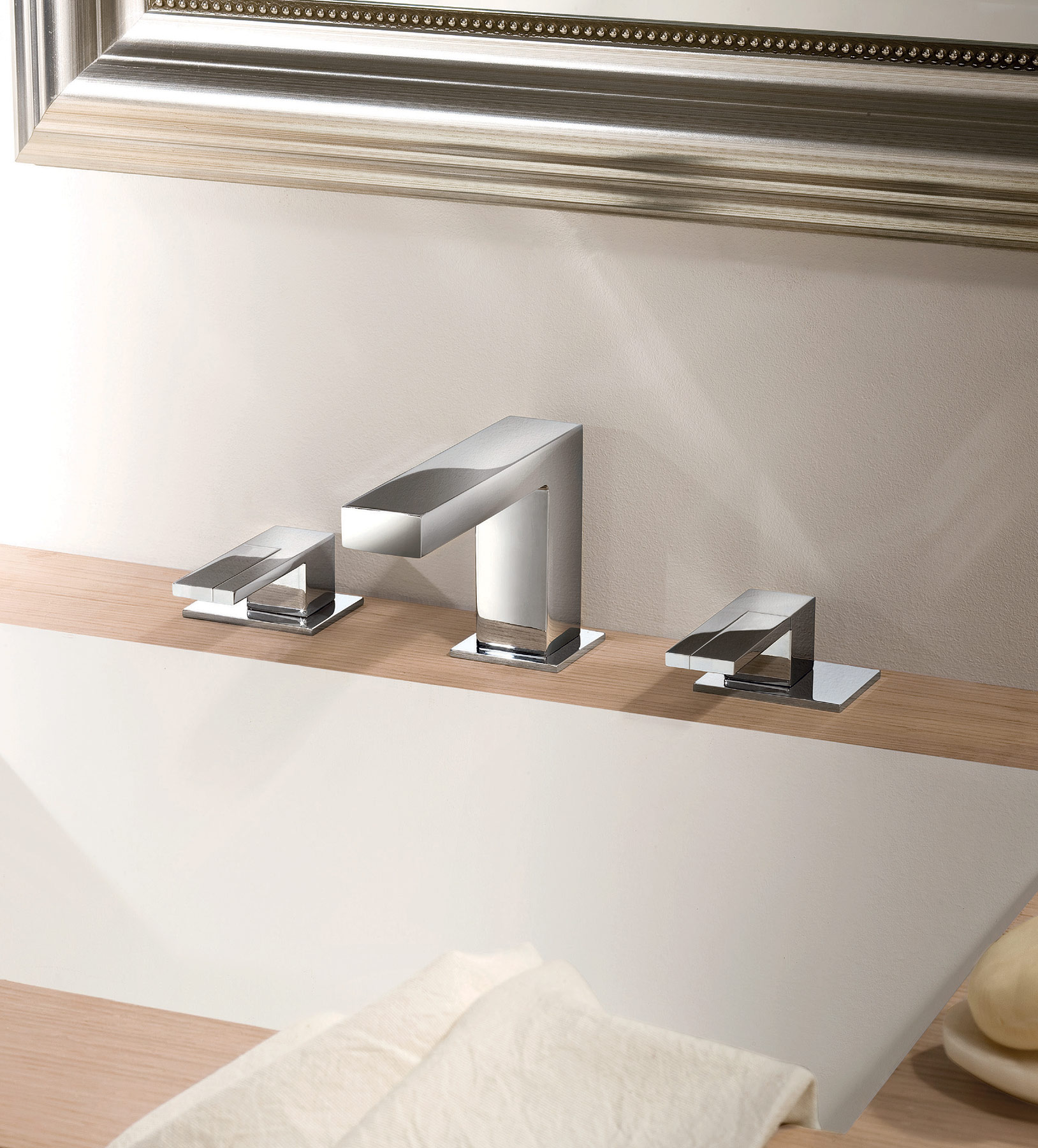 Modern Plano Deck Mount Faucet